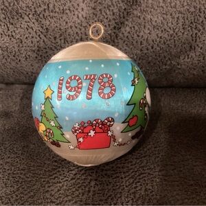 Vintage 1978 United Synd Peanuts Snoopy Woodstock Satin Ball Christmas Ornament